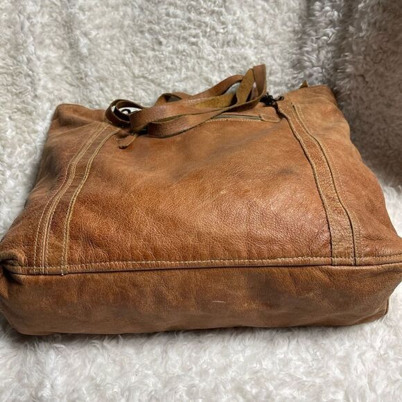Heartstrings weathered leather tan extra large tote antique tone hardwares. - Picture 6 of 14